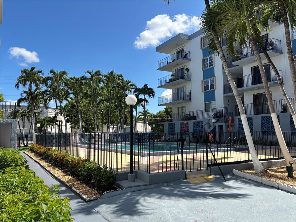 Activo con contrato: $245,000 (2 camas, 2 baños, 1071 Pies cuadrados)