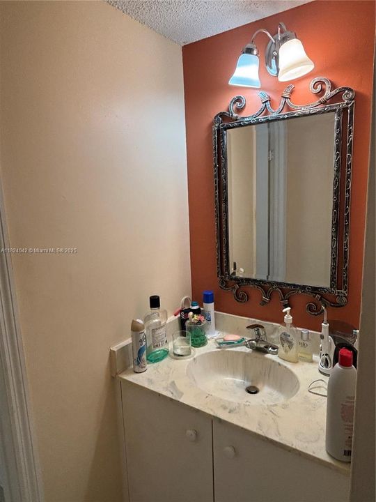 Activo con contrato: $245,000 (2 camas, 2 baños, 1071 Pies cuadrados)