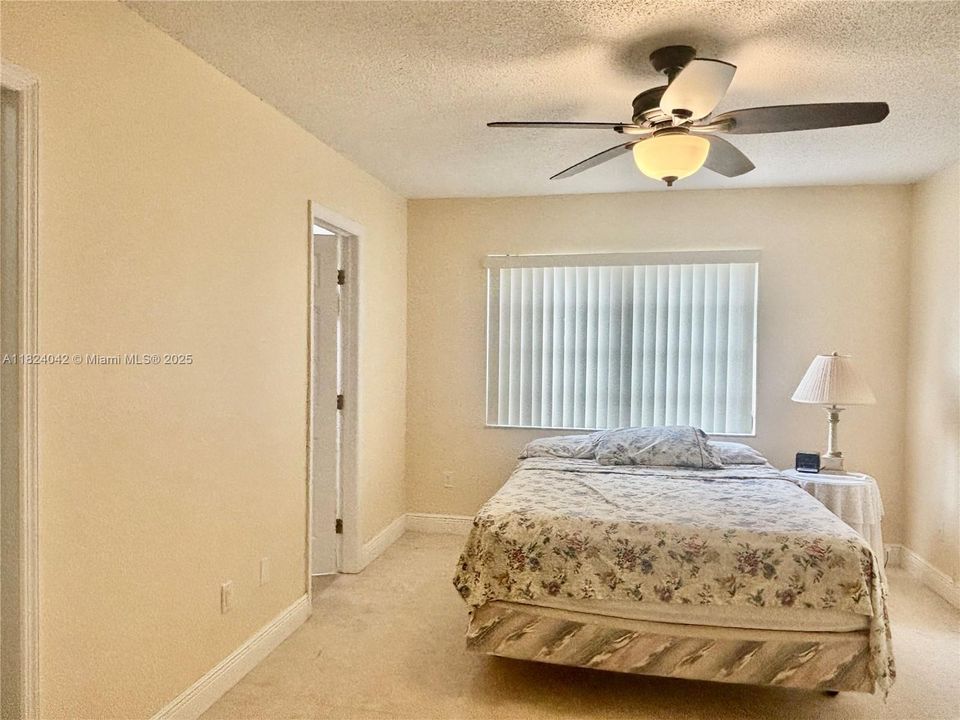 Activo con contrato: $245,000 (2 camas, 2 baños, 1071 Pies cuadrados)