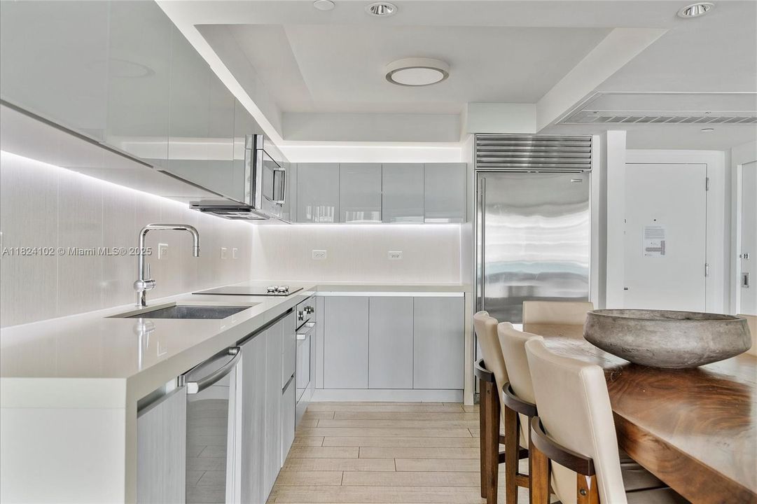 待售: $6,880,223 (3 贝兹, 3 浴室, 2261 平方英尺)