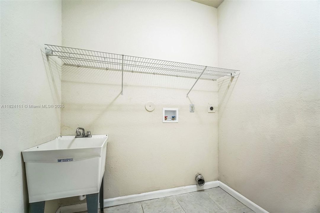 Recently Sold: $485,000 (4 beds, 2 baths, 2201 Square Feet)