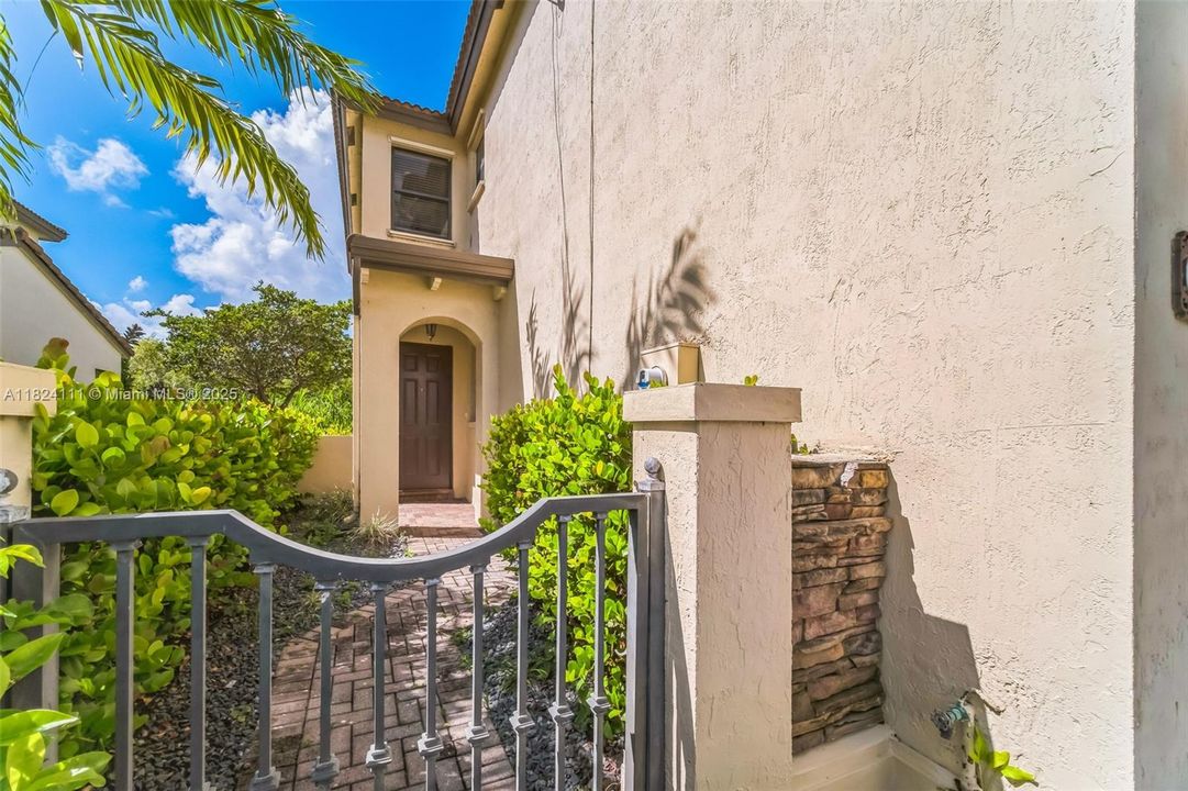 Recently Sold: $485,000 (4 beds, 2 baths, 2201 Square Feet)