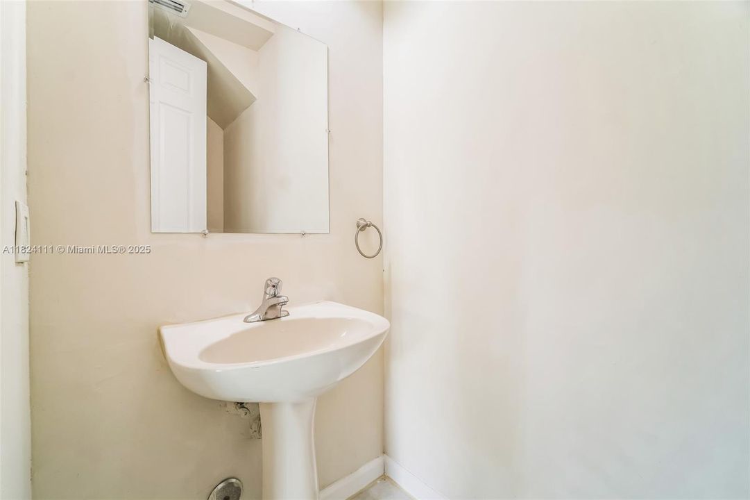 Recently Sold: $485,000 (4 beds, 2 baths, 2201 Square Feet)