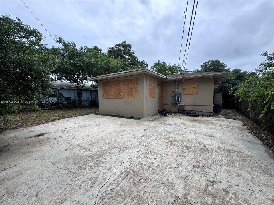 Recently Sold: $289,900 (2 beds, 1 baths, 1601 Square Feet)