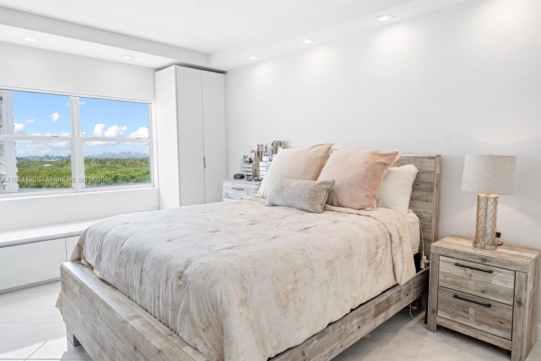 Recently Sold: $295,000 (1 beds, 1 baths, 705 Square Feet)