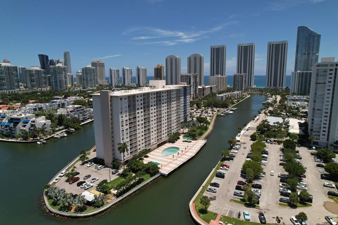 Recently Sold: $295,000 (1 beds, 1 baths, 705 Square Feet)