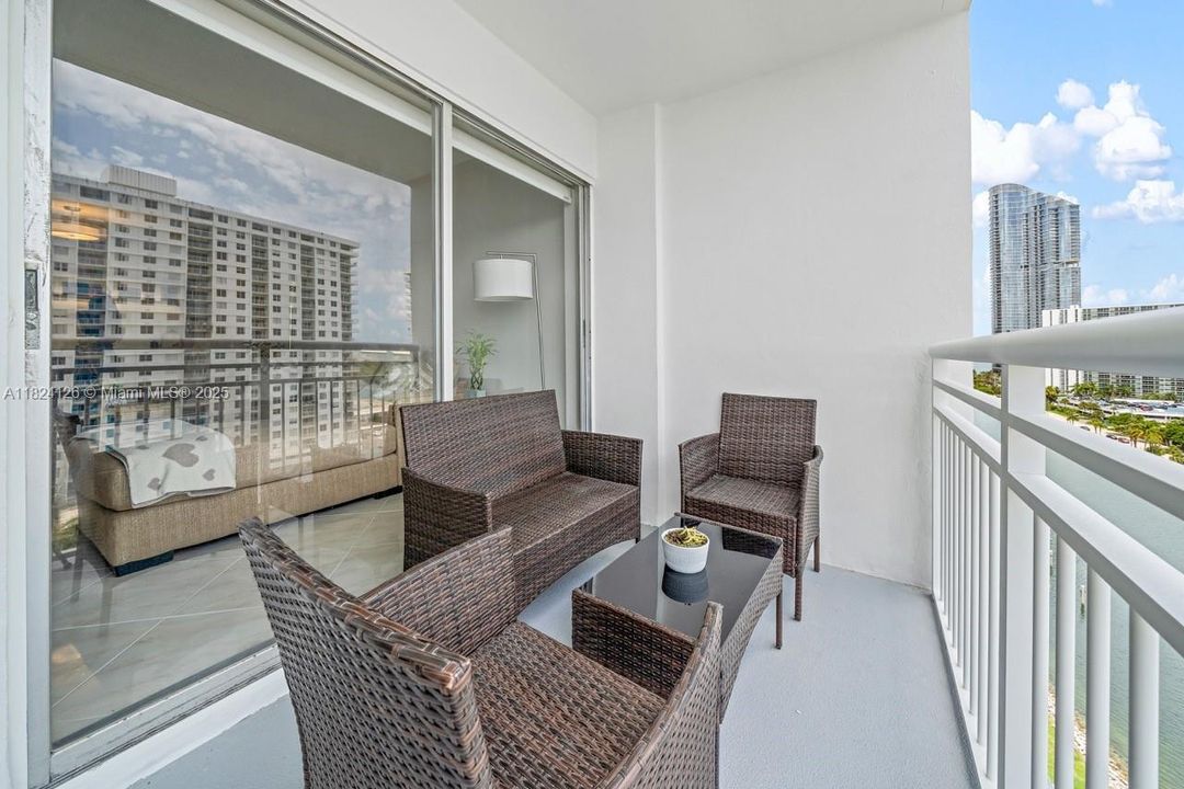 Recently Sold: $295,000 (1 beds, 1 baths, 705 Square Feet)