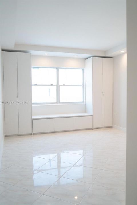 Recently Sold: $295,000 (1 beds, 1 baths, 705 Square Feet)