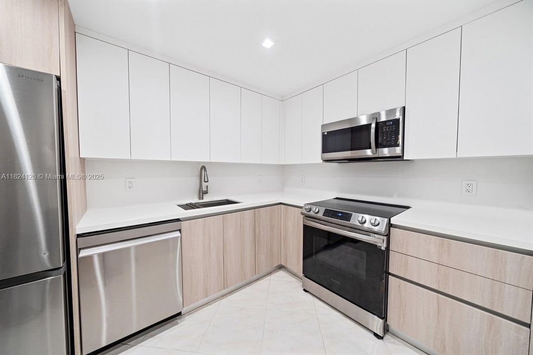 Recently Sold: $295,000 (1 beds, 1 baths, 705 Square Feet)