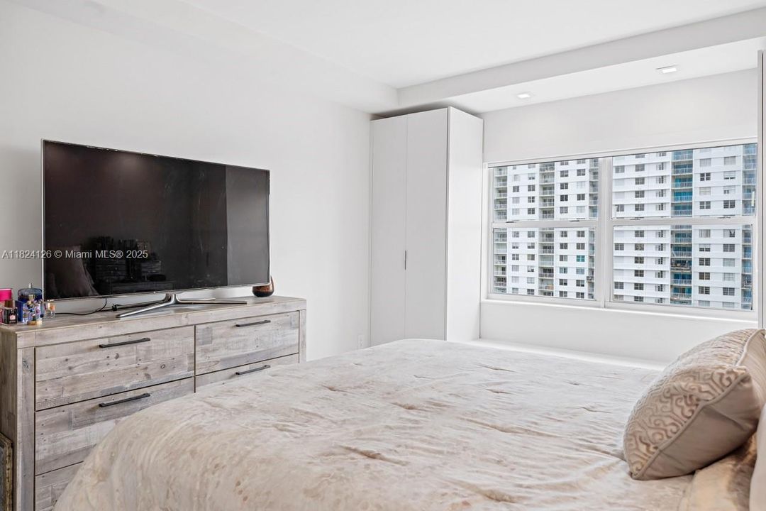 Recently Sold: $295,000 (1 beds, 1 baths, 705 Square Feet)