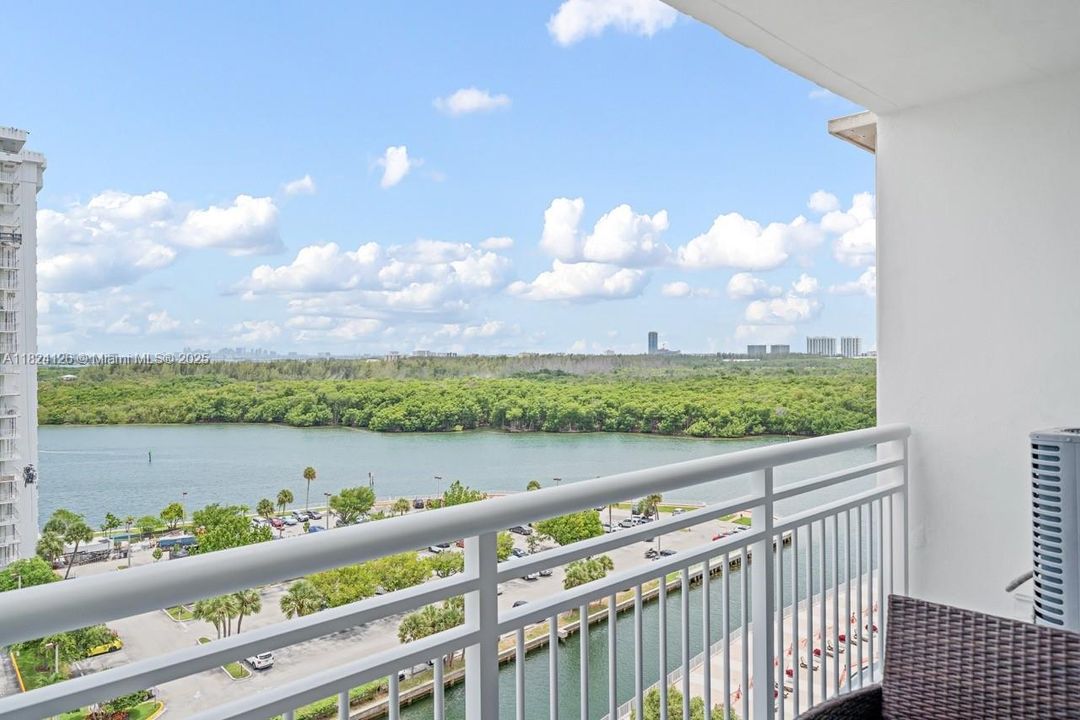 Recently Sold: $295,000 (1 beds, 1 baths, 705 Square Feet)