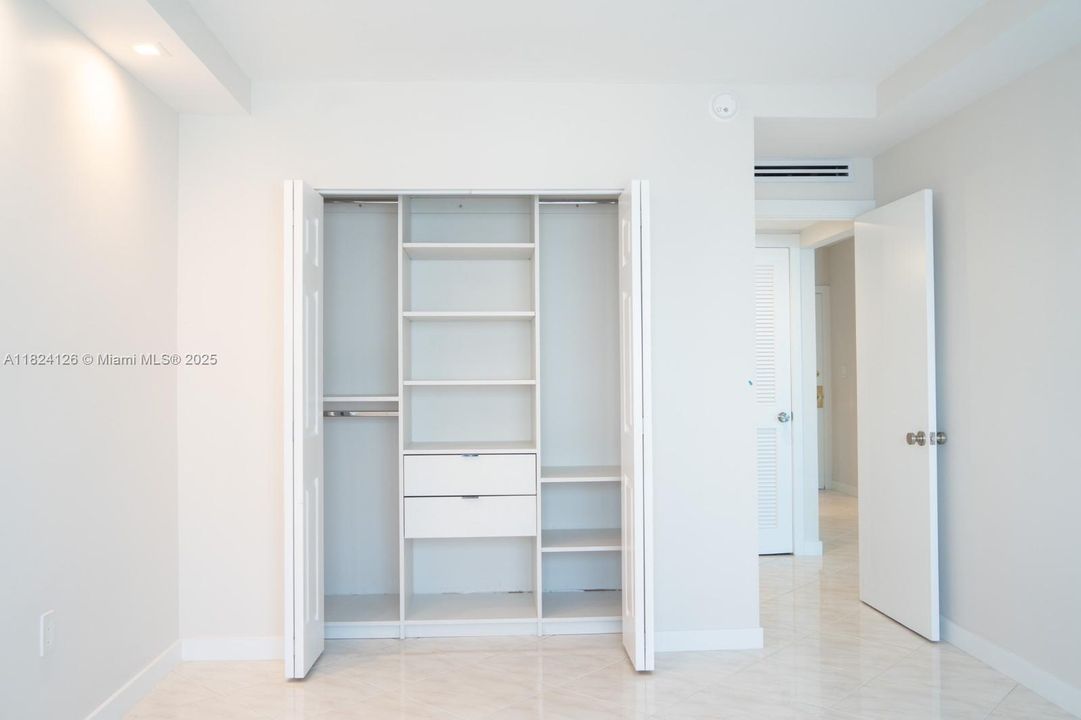 Recently Sold: $295,000 (1 beds, 1 baths, 705 Square Feet)