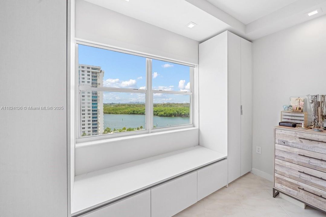 Recently Sold: $295,000 (1 beds, 1 baths, 705 Square Feet)