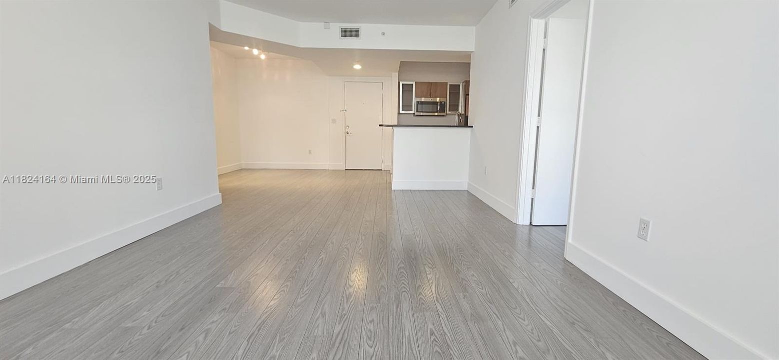 For Sale: $429,900 (2 beds, 2 baths, 1086 Square Feet)