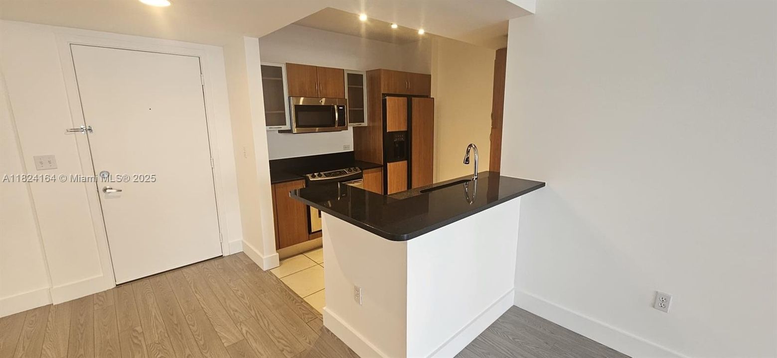For Sale: $429,900 (2 beds, 2 baths, 1086 Square Feet)