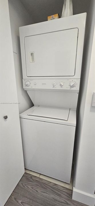 For Sale: $429,900 (2 beds, 2 baths, 1086 Square Feet)