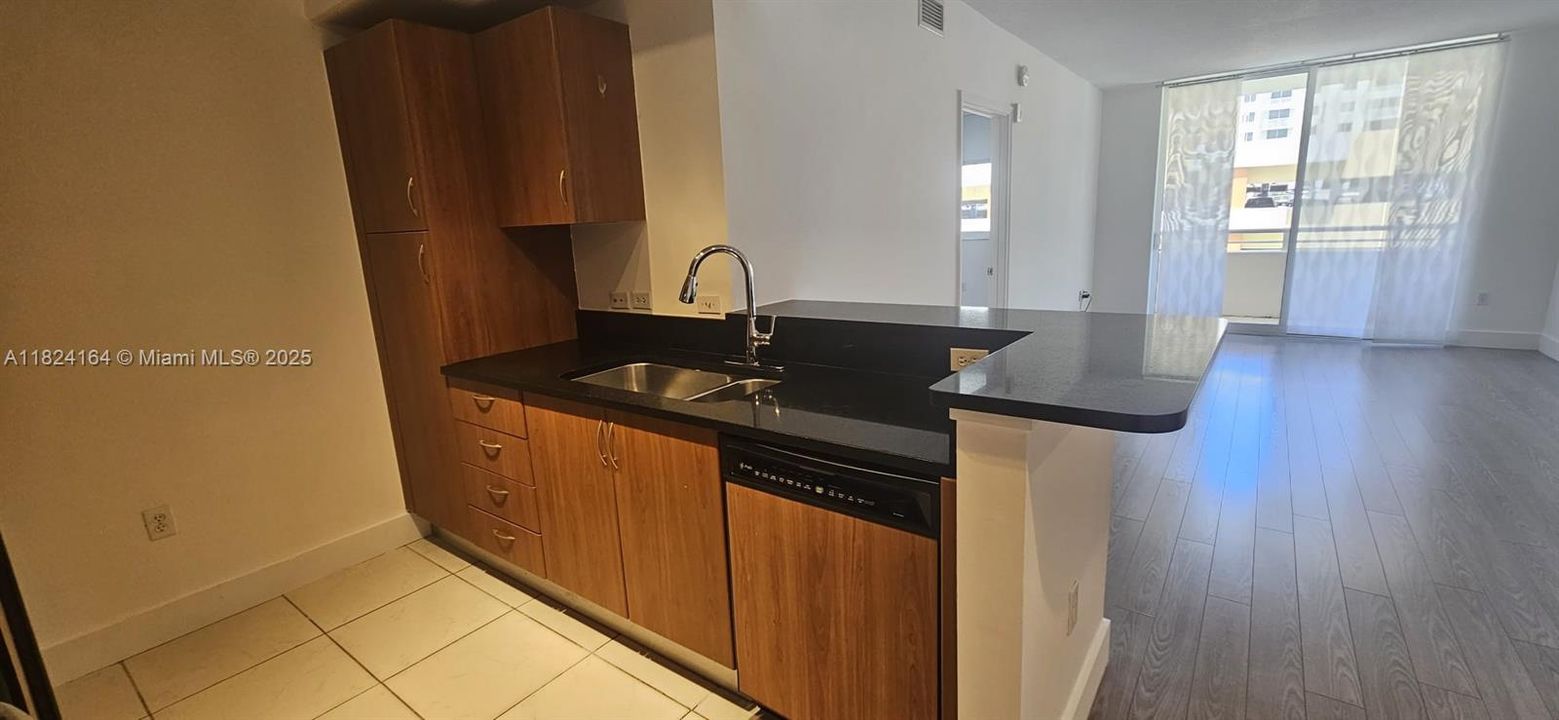 For Sale: $429,900 (2 beds, 2 baths, 1086 Square Feet)