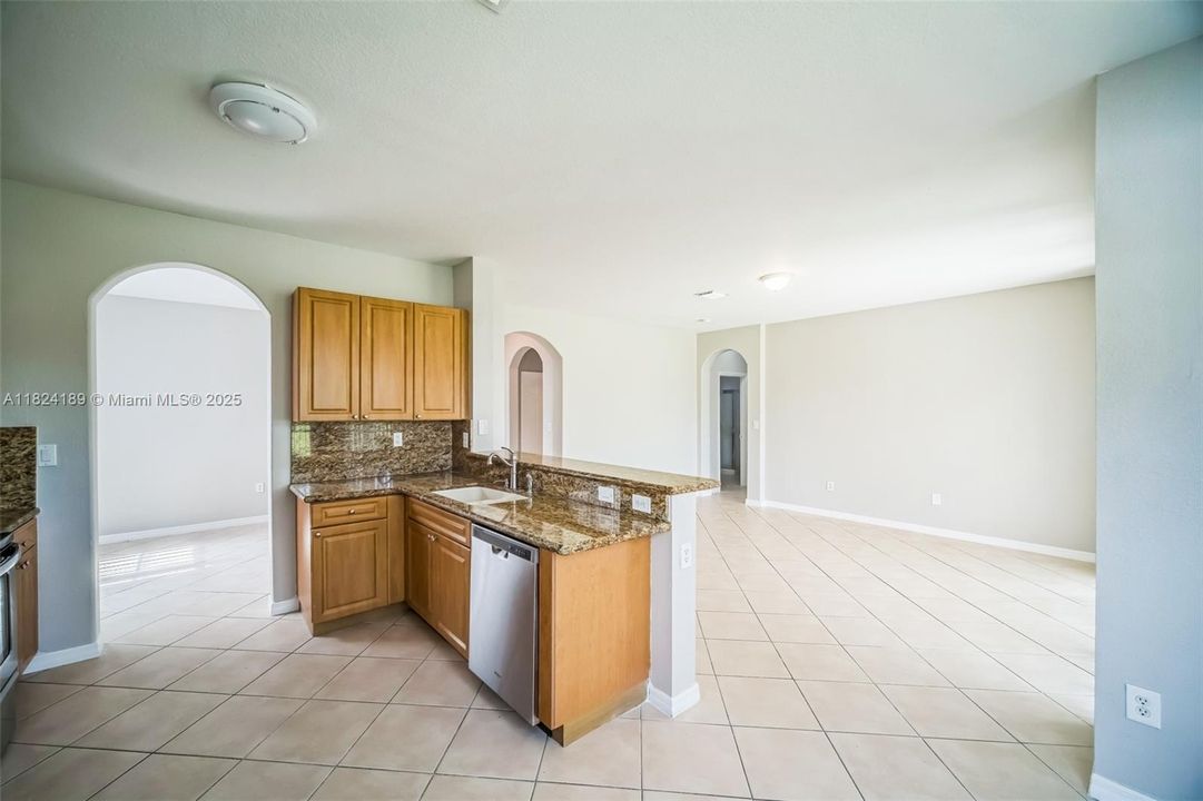 Recently Sold: $594,000 (5 beds, 3 baths, 2914 Square Feet)