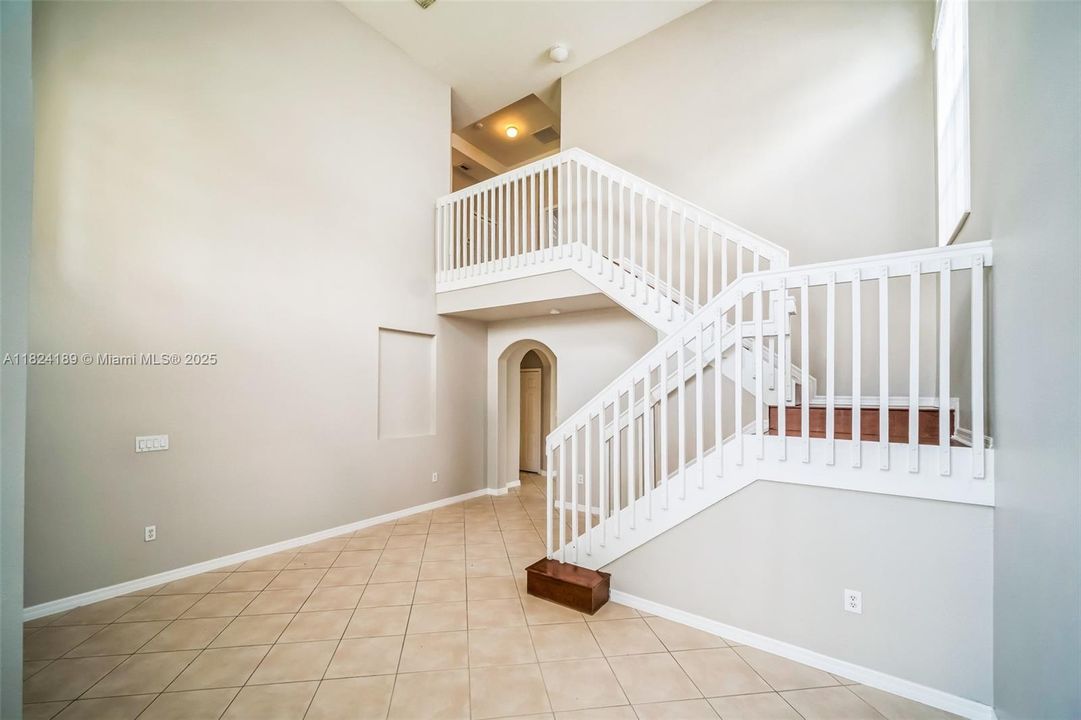 Recently Sold: $594,000 (5 beds, 3 baths, 2914 Square Feet)