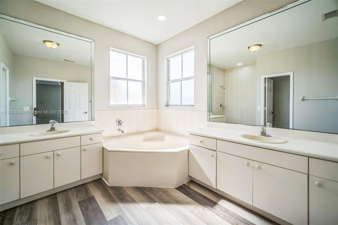 Recently Sold: $594,000 (5 beds, 3 baths, 2914 Square Feet)