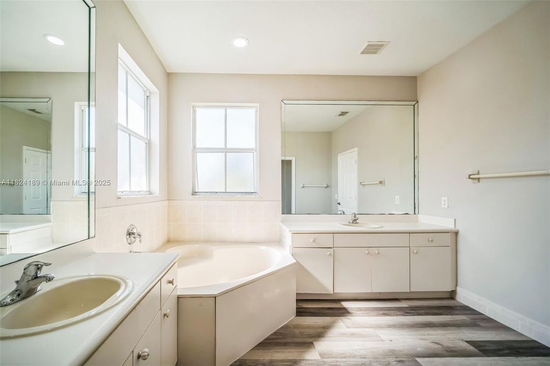 Recently Sold: $594,000 (5 beds, 3 baths, 2914 Square Feet)