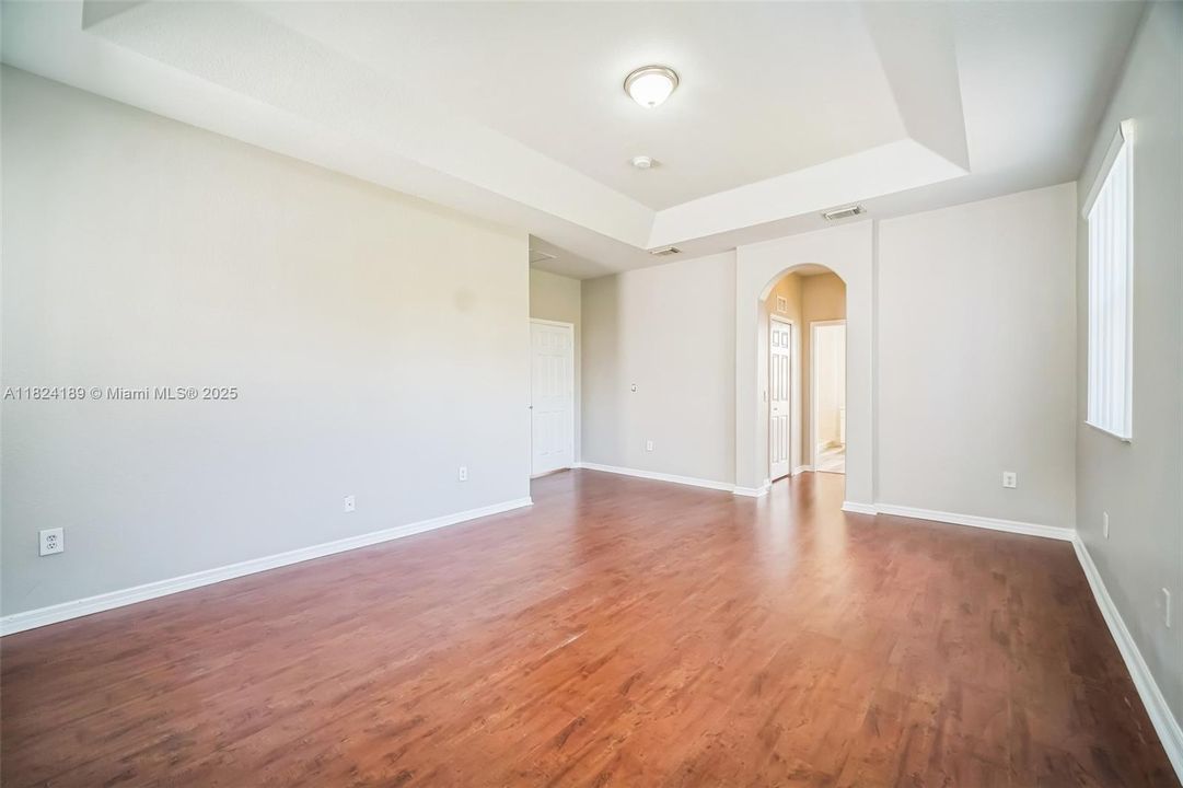 Recently Sold: $594,000 (5 beds, 3 baths, 2914 Square Feet)