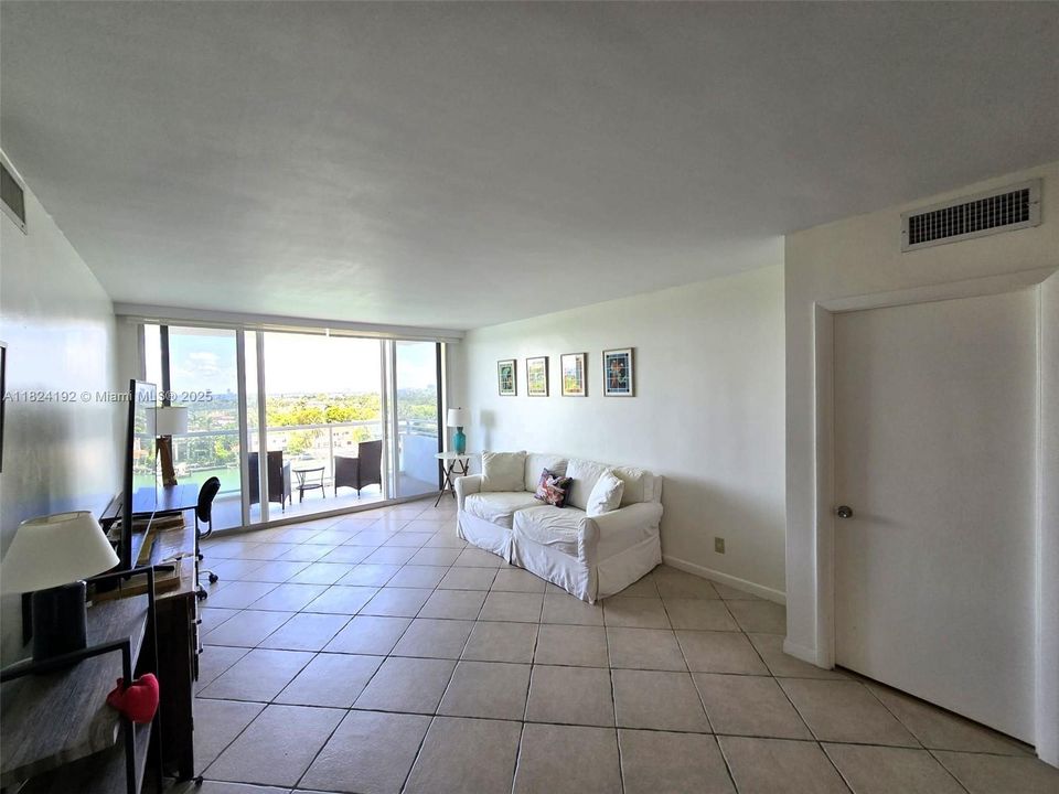 Vendido Recientemente: $599,900 (2 camas, 2 baños, 1190 Pies cuadrados)