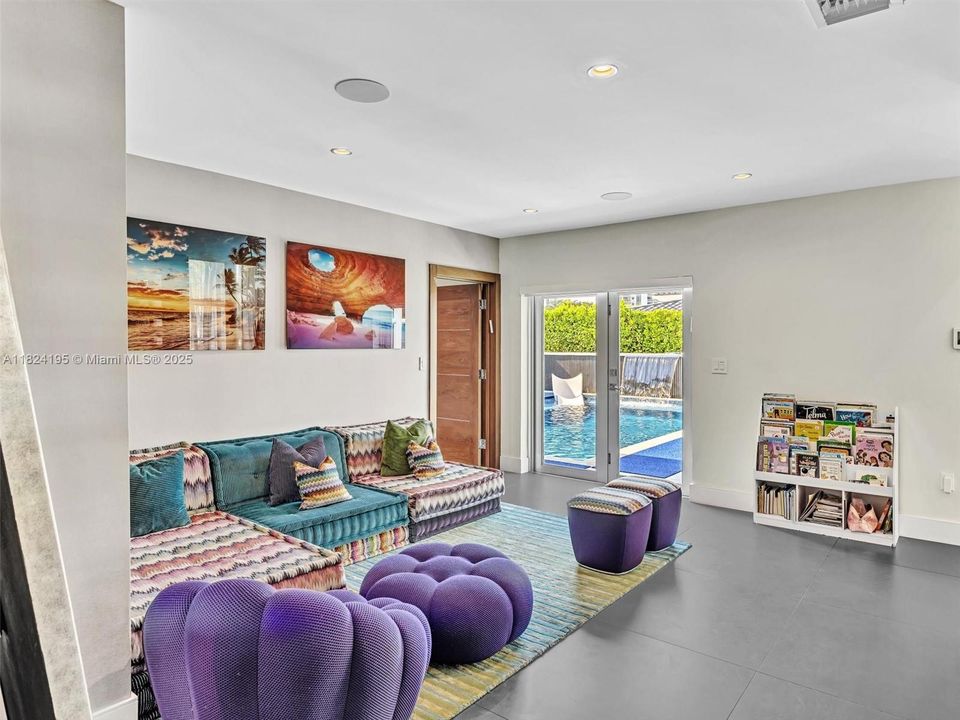 出租: $27,000 (5 贝兹, 4 浴室, 4456 平方英尺)