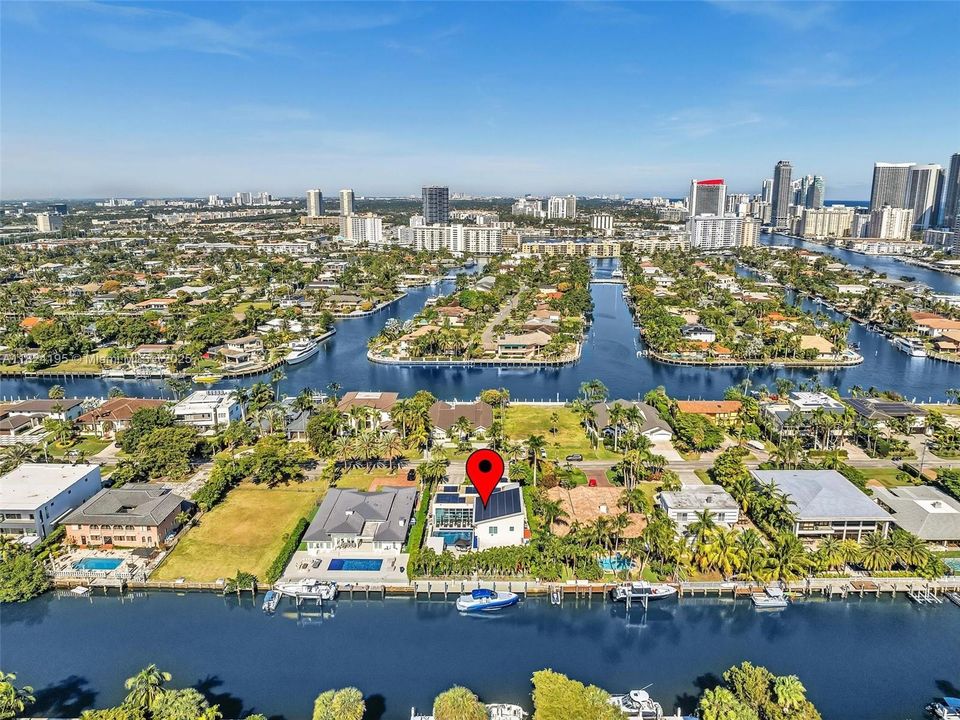 出租: $27,000 (5 贝兹, 4 浴室, 4456 平方英尺)