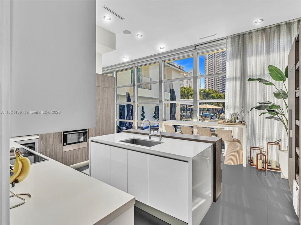 出租: $27,000 (5 贝兹, 4 浴室, 4456 平方英尺)