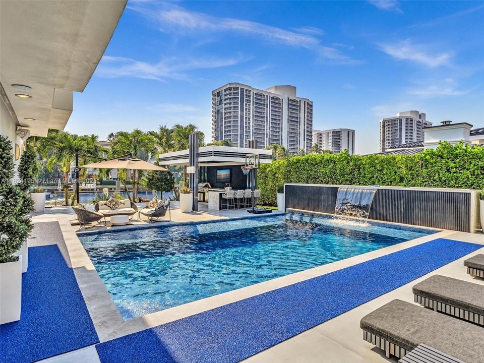 出租: $27,000 (5 贝兹, 4 浴室, 4456 平方英尺)