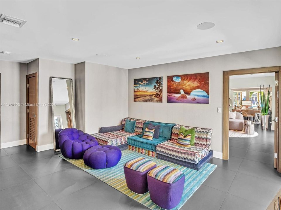 出租: $27,000 (5 贝兹, 4 浴室, 4456 平方英尺)