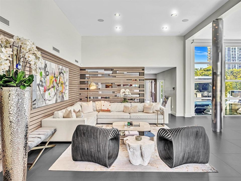 出租: $27,000 (5 贝兹, 4 浴室, 4456 平方英尺)