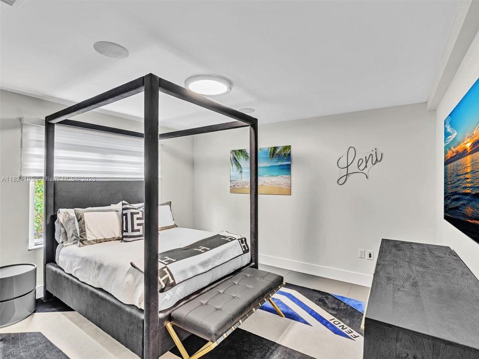 出租: $27,000 (5 贝兹, 4 浴室, 4456 平方英尺)