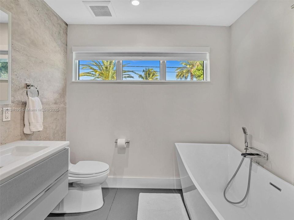 出租: $27,000 (5 贝兹, 4 浴室, 4456 平方英尺)