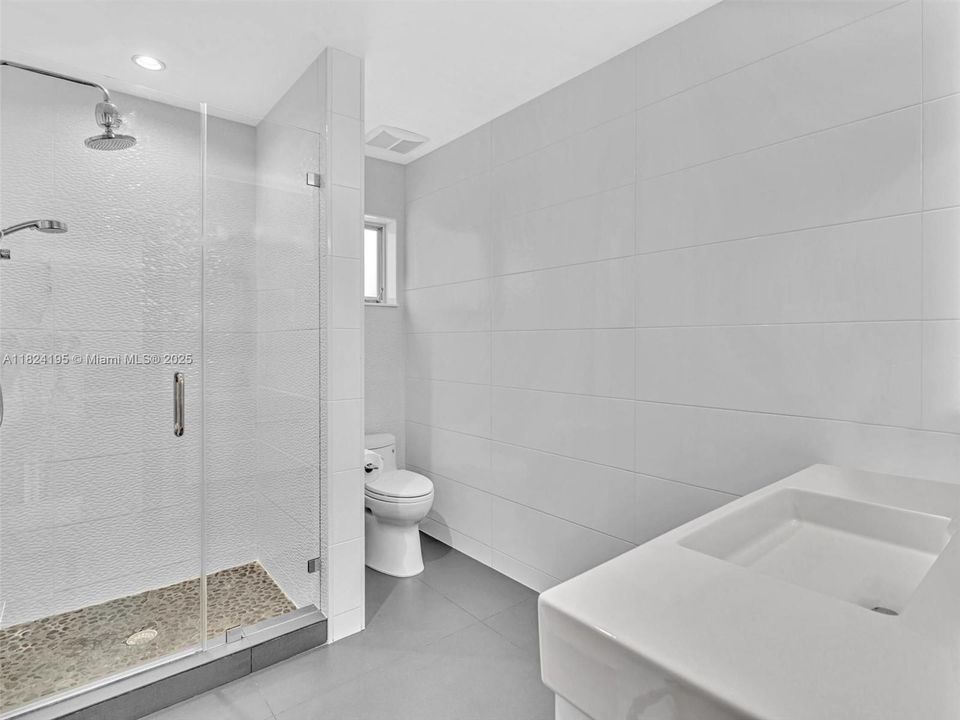 出租: $27,000 (5 贝兹, 4 浴室, 4456 平方英尺)