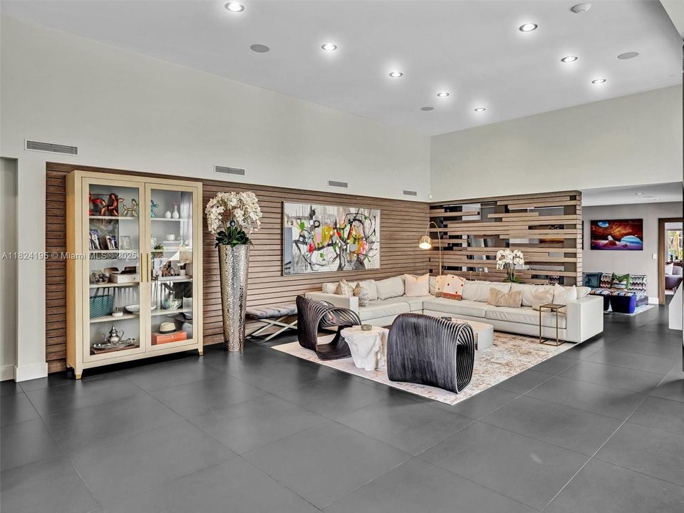 出租: $27,000 (5 贝兹, 4 浴室, 4456 平方英尺)