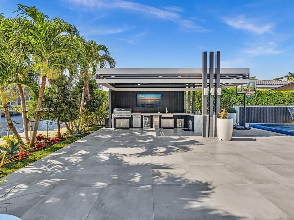 出租: $27,000 (5 贝兹, 4 浴室, 4456 平方英尺)