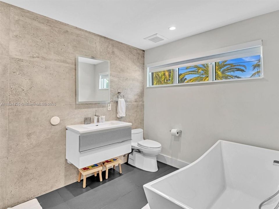 出租: $27,000 (5 贝兹, 4 浴室, 4456 平方英尺)