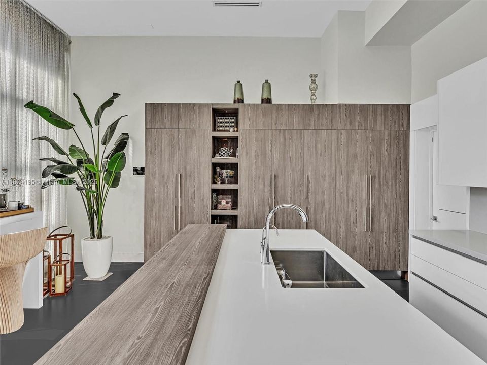 出租: $27,000 (5 贝兹, 4 浴室, 4456 平方英尺)