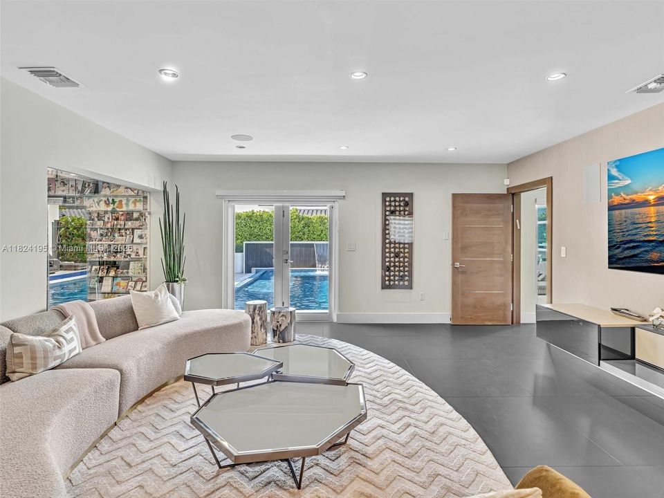 出租: $27,000 (5 贝兹, 4 浴室, 4456 平方英尺)