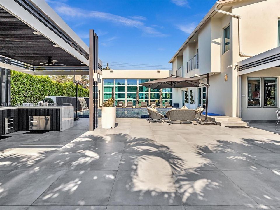 出租: $27,000 (5 贝兹, 4 浴室, 4456 平方英尺)