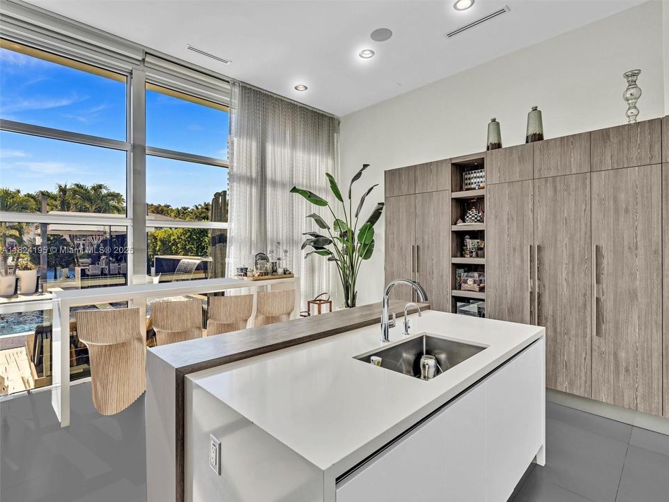 出租: $27,000 (5 贝兹, 4 浴室, 4456 平方英尺)