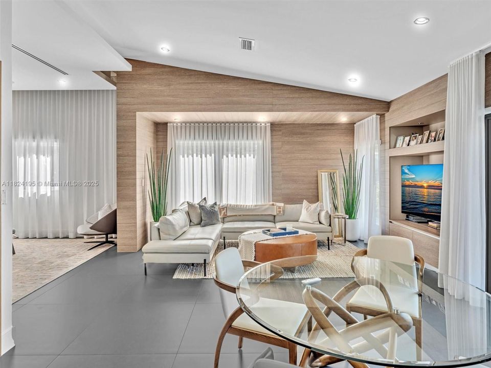 出租: $27,000 (5 贝兹, 4 浴室, 4456 平方英尺)