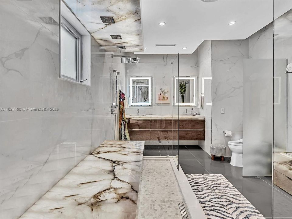 出租: $27,000 (5 贝兹, 4 浴室, 4456 平方英尺)