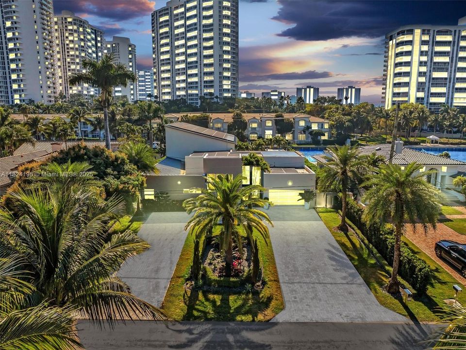 出租: $27,000 (5 贝兹, 4 浴室, 4456 平方英尺)