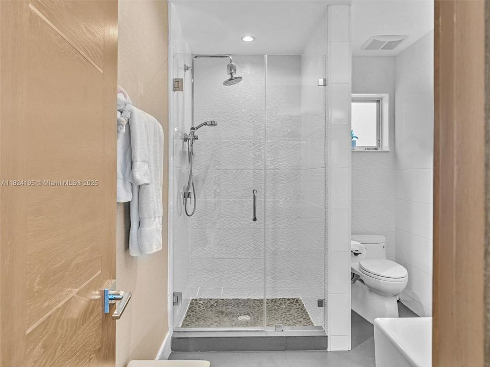 出租: $27,000 (5 贝兹, 4 浴室, 4456 平方英尺)