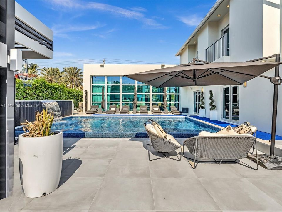 出租: $27,000 (5 贝兹, 4 浴室, 4456 平方英尺)