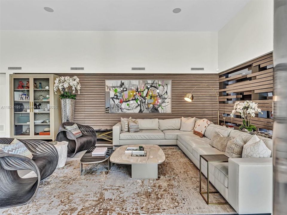 出租: $27,000 (5 贝兹, 4 浴室, 4456 平方英尺)