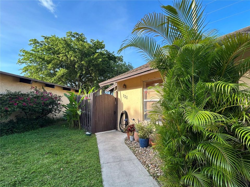 Active With Contract: $259,900 (2 beds, 2 baths, 920 Square Feet)